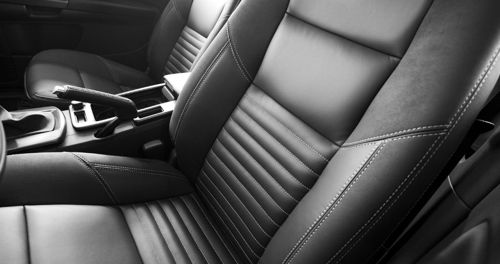 làm sạch ghế da ô tô