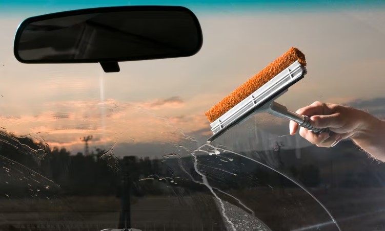 mẹo tẩy vết ố, mốc trên kính ô tô