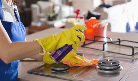 vệ sinh nhà bếp bằng dung dịch làm sạch ô tô