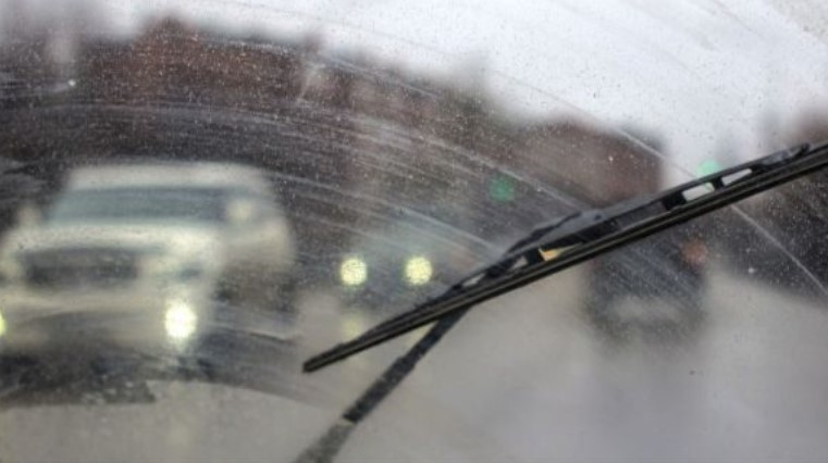 tại sao gạt kính bị mờ